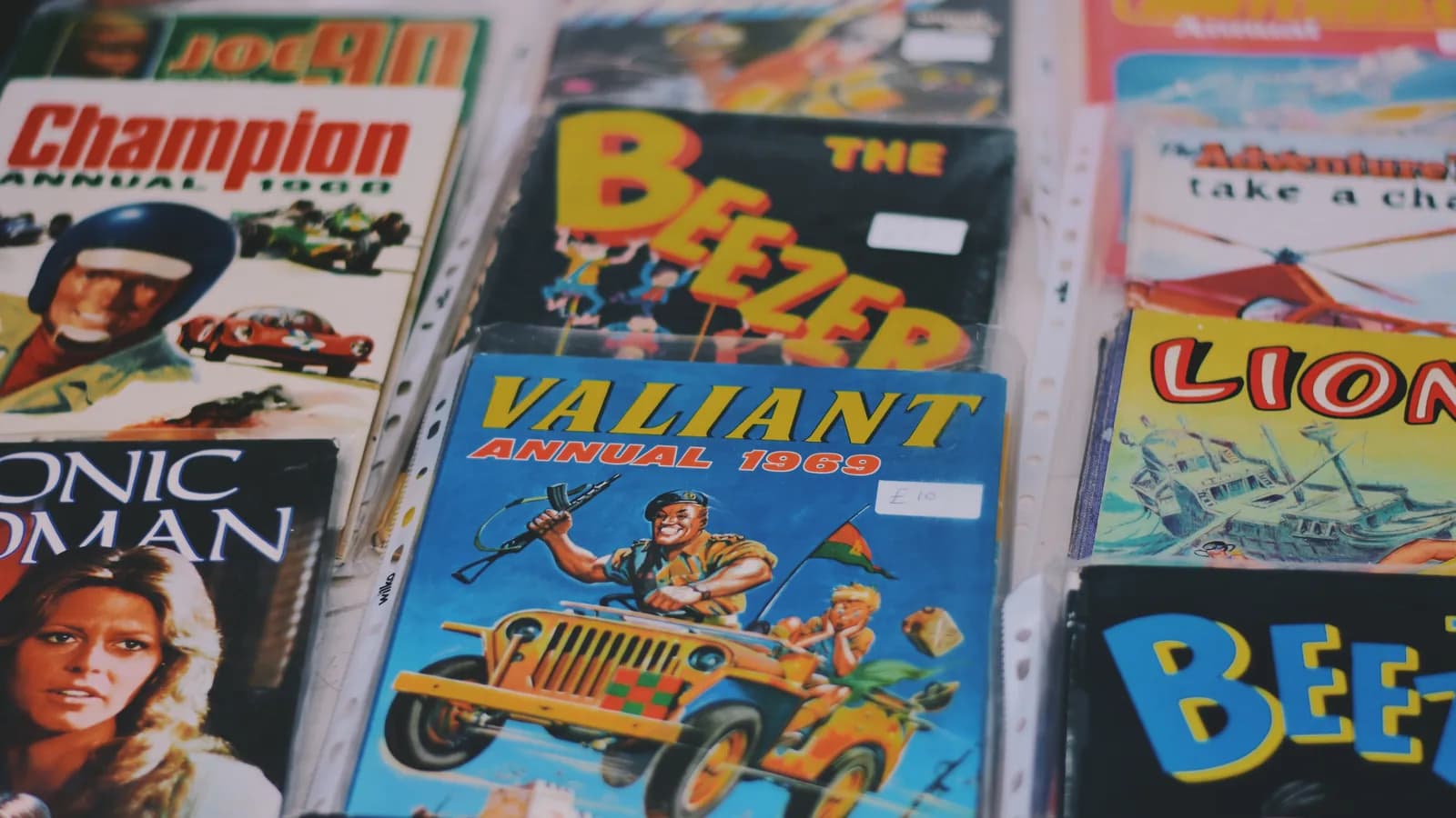 Expositor de tebeos con portadas ilustradas de colores