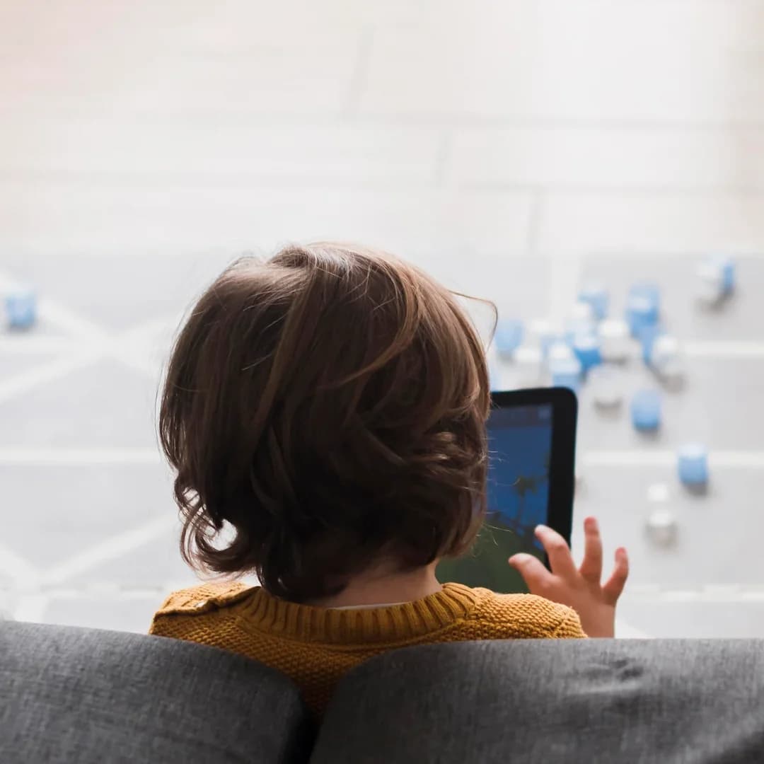 Niños y jóvenes utilizando dispositivos digitales con fines educativos y creativos